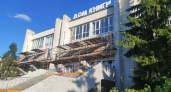 Легендарное панно сняли с Дома книги в Дзержинске и увезли в Москву