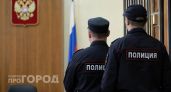 В Дзержинском суде приставы остановили мужчину с ножом