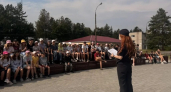 В лагере «Город спорта» детям показали патрульный автомобиль и напомнили о ПДД