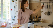 Рейлинги создают вечный беспорядок: 5 способов хранить кухонные мелочи красиво