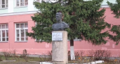 В Дзержинске отреставрированный бюст героя Молева вернули в новую школу