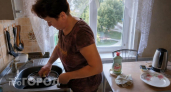 Хватит драить сковороду до боли в руках: метод двух стаканов удаляет даже вековой нагар за один простой заход