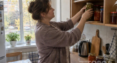 Хватит захламлять кухню верхними шкафами: 5 продуманных решений для легкости и порядка без лишнего веса