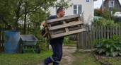 Пара поддонов и охапка досок — у калитки выросла «парковка» для дров: поленья больше не мокнут под дождём