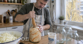 Забыла про вздутые крышки и мутную банку: мой надежный метод идеальной квашеной капусты в обычном тепле