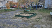 В Дзержинске дети трех домов на улице Буденного остались без горок и качелей