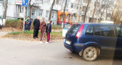 В Дзержинске на улице Грибоедова днем произошла жесткая авария с участием машин