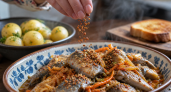 Морковь по-корейски уступает место селёдке: пряный маринад превращает привычную рыбу в закуску с огоньком