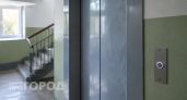 В Дзержинске пенсионеры три года ходят пешком на 10-й этаж из-за сломанных лифтов