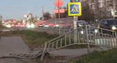  Искореженный в ДТП забор на Красноармейской месяц не дает пройти дзержинцам
