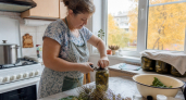 Хватит мучиться с горячим паром: этот способ стерилизации банок экономит время и позволяет обойтись без плиты