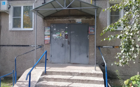 На Дзержинских домах установили новые козырьки