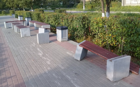 Неизвестные жители Дзержинска раскурочили лавочки на одной из аллей