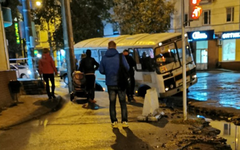 Автобус с пассажирами провалился в яму около остановки в Дзержинске