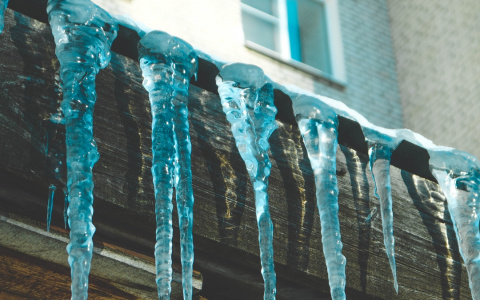 Очередная глыба льда упала на 21-летнюю жительницу Дзержинска