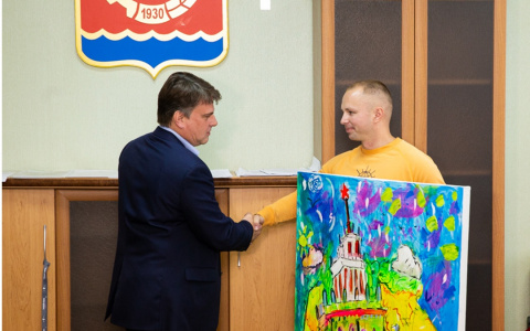 «Яркий — потому что любимый»: жители Дзержиска подарили администрации «Дом со шпилем»