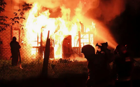 18 спасателей тушили горящий жилой дом в Дзержинске