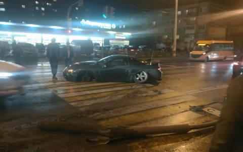 Сметая все на своем пути: гонщик из Дзержинска снес светофор (ВИДЕО)