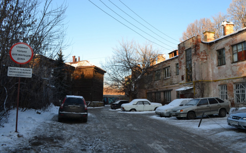 Борьба за Дзержинские парковку закончилась вызовом сотрудников МЧС