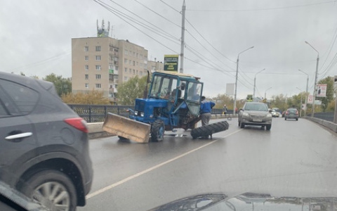 Развалился на дороге: в Дзержинске трактор по пути потерял колесо