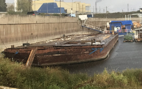 В Дзержинске известный предприниматель распиливал свою баржу на чужой пристани