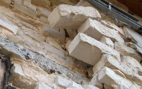 Разваливается на глазах: в Дзержинске после ряда взрывов на заводе осыпался дом