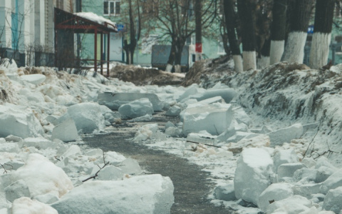 Кто следующий: наледь сошла с крыши дома на мужчину в Володарском районе