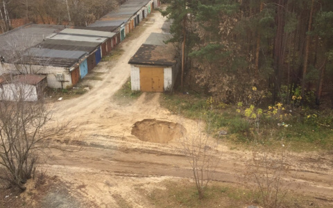 Огромная яма появилась в Дзержинске из-за аварии на коллекторе (ФОТО)