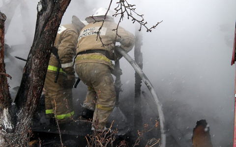 В Дзержинске на улице Пожарского загорелись три сарая