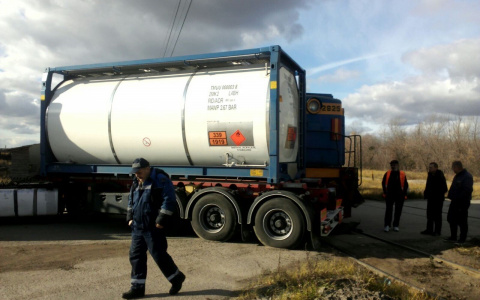 Фура и железнодорожный состав решили сравняться в обоюдном поединке