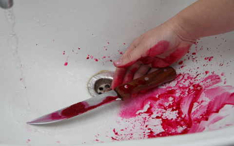 Кипяток, шампур и пинцет: 12-летний мальчик жестоко расправился с родной матерью в Петербурге