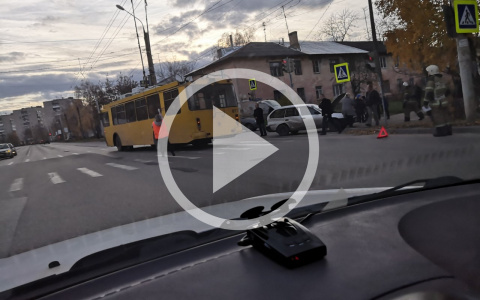 Ты не проедешь: легковушка протаранила троллейбус