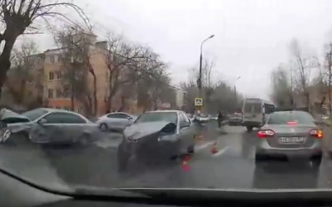 Иномарка и полицейский Fiat не смогли разъехаться на одном из перекрестков Дзержинска (ВИДЕО)