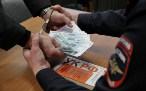 Это подарок: жителя Володарска поймали на попытке дать взятку