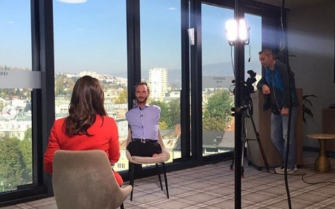 Знаменитый оратор Ник Вуй­чич вы­сту­пил в ру­баш­ке от ни­же­го­род­ско­го ди­зай­не­ра (ФОТО)