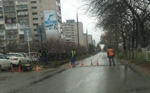 А чего они все носятся: в Дзержинске установили очередной лежачий полицейский