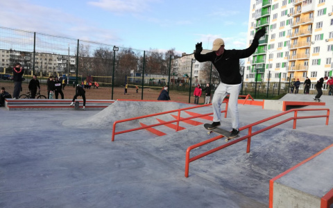 С громкой музыкой и радостными лицами: в Дзержинске открылся первый скейт-парк