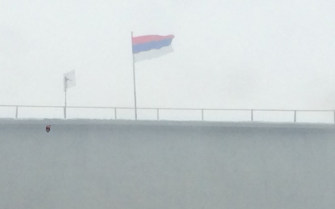 Кто-то распускает слухи: подробности о флаге Сербии на здании дзержинской администрации (ВИДЕО)