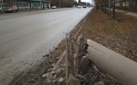 Сбил или устал: ночной гонщик сбил столб в Дзержинске