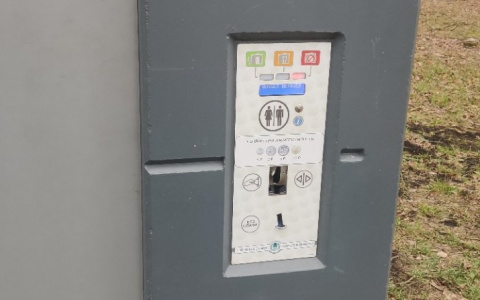 Недолго музыка играла: в Дзержинске изуродовали туалет за пять миллионов рублей