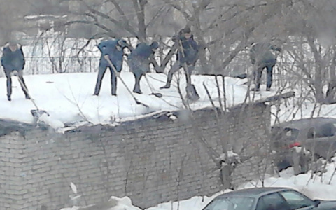 Школьников заставили чистить снег на крыше в Дзержинске (ВИДЕО)