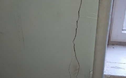 Угроз нет, учиться можно: в Дзержинске исследовали трещины на здании школы №35