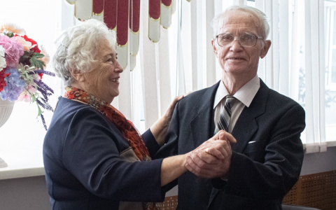 Две пары из Дзержинска отметили золотую и изумрудную свадьбы