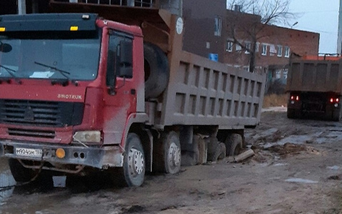 Грузовик провалился в яму в Дзержинске