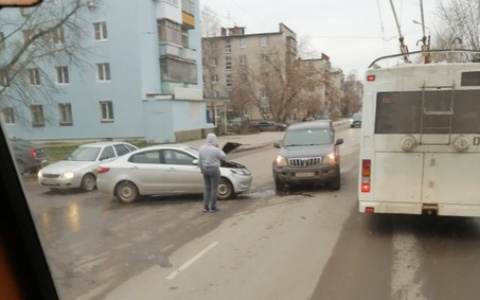 Тойота и Киа не поделили улицу Октябрьскую