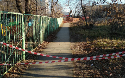 Около одного из детских садов в Дзержинске образовалась огромная яма (ФОТО)