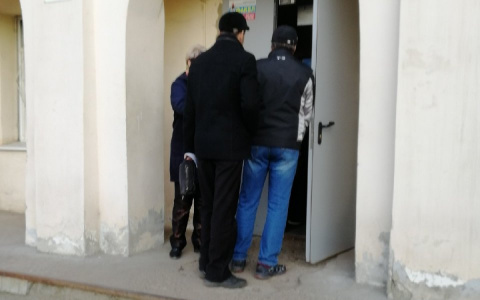 Нижегородцы часами толпятся на улице для оформления медсправки на водительские права