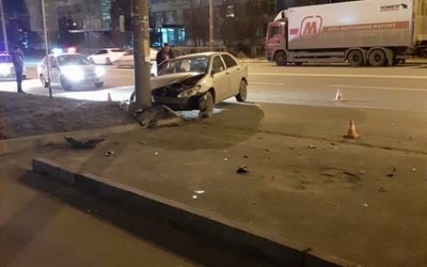 Пьяный гонщик столкнулся со столбом на улице Гайдара в Дзержинске