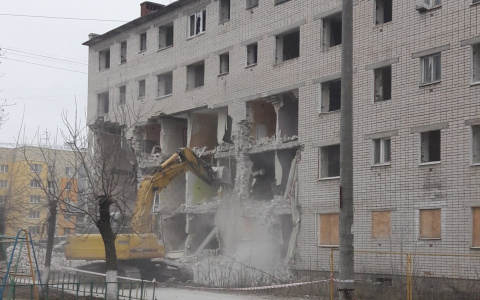 Сносить, нельзя оставить: в Дзержинске приступили к сносу аварийного дома