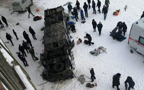 Жертвами падения автобуса с моста в Забайкалье стали 19 человек (ВИДЕО)